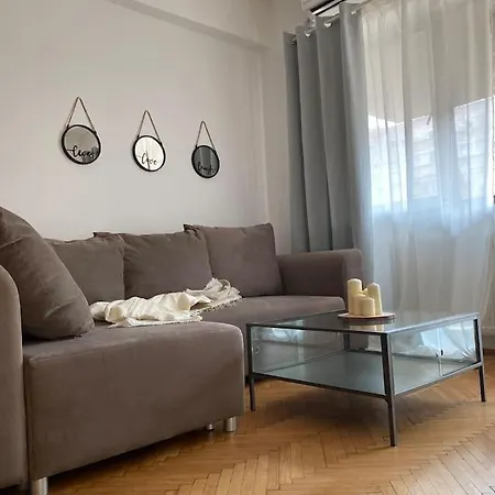 2 Bedroom With Terrace In Center 公寓