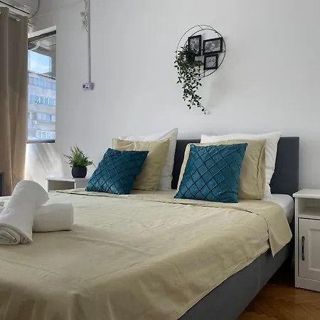 2 Bedroom With Terrace In Center Appartement Boekarest