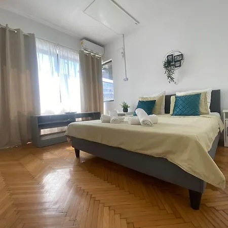 2 Bedroom With Terrace In Center