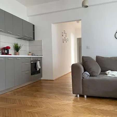 2 Bedroom With Terrace In Center 公寓