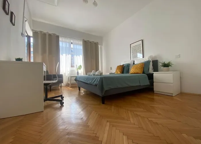 2 Bedroom With Terrace In Center דירה *
