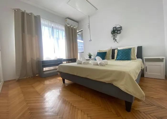 2 Bedroom With Terrace In Center